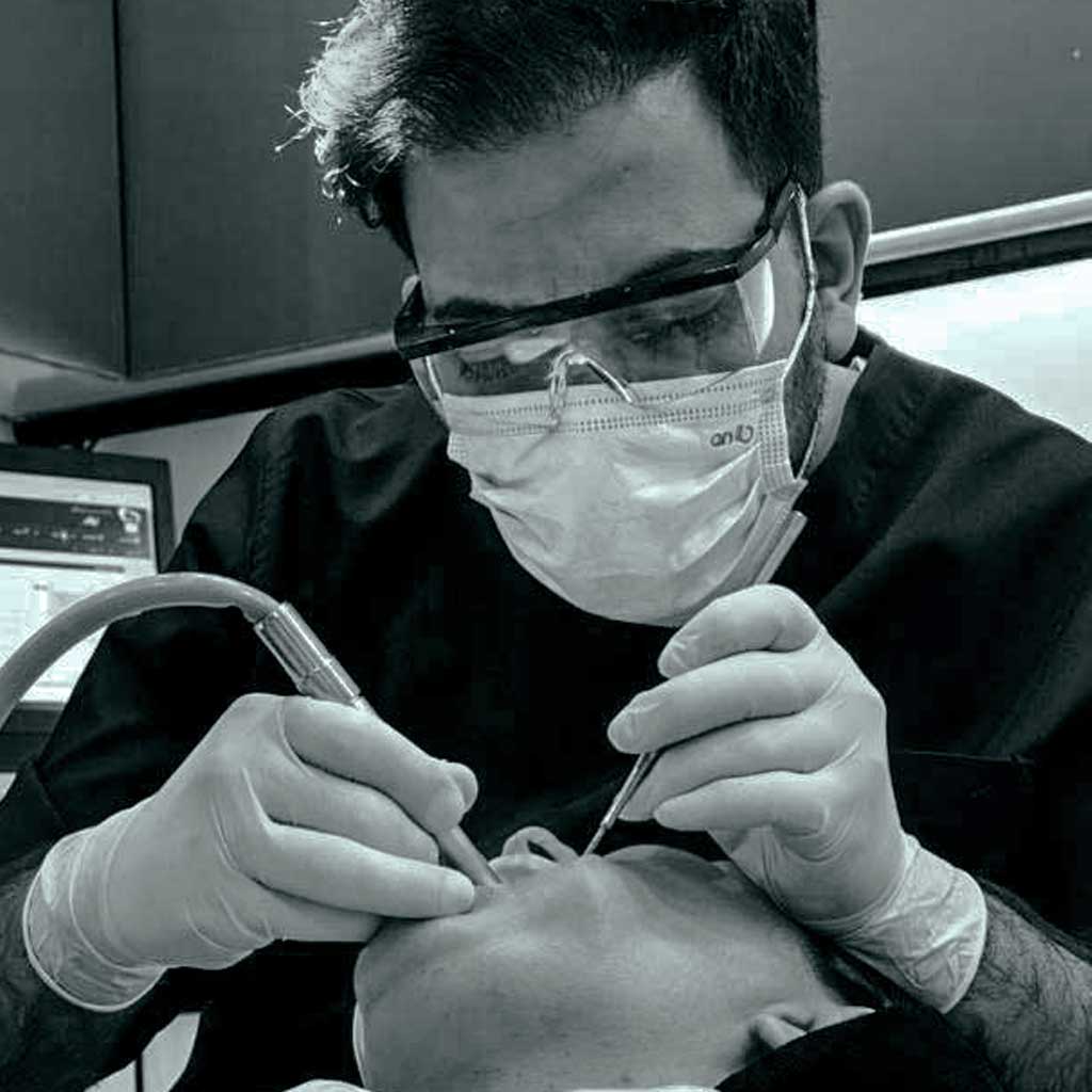 دکتر علیرضا رجبی متخصص ایمپلنت و پروتز های دندانی در کلینیک تخصصی ایمپلنت و دندانپزشکی رز